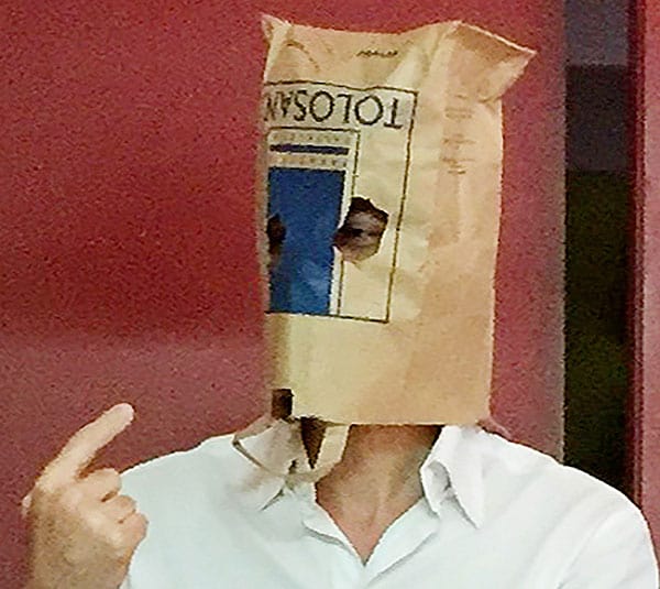 Fotografía del dibujante y humorista gráfico Guillermo con una bolsa de Pastelería Tolosana en la cabeza. El autor de la foto es Manuel Bartual.